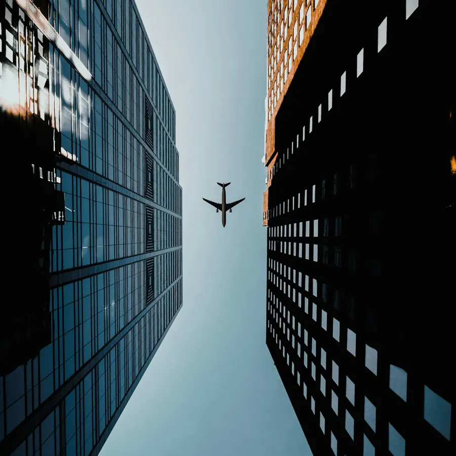 aereo che sorvola i grattacieli visto dal basso
